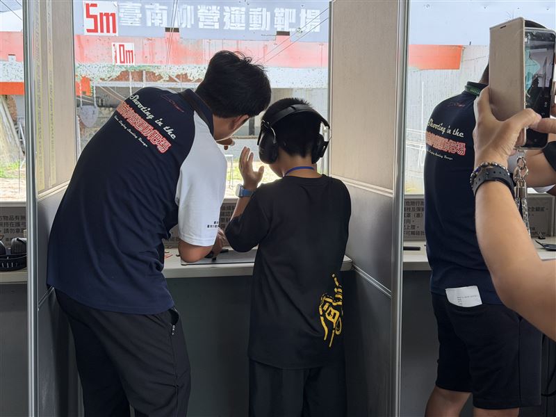 許多參與青少年都是首次接觸射擊運動,從一開始握槍時略顯緊張,到成功完成射擊後露出笑容,個個都直呼:「這是今年暑假最特別的一次體驗!」(圖/翻攝畫面)