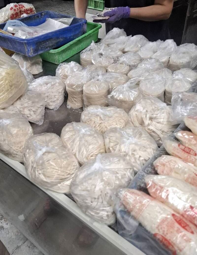 台灣消保協會提醒,購買新鮮麵條時,應避免選擇顏色過白、或聞起來有些微刺鼻異味的產品。(圖/台灣消保協會提供)