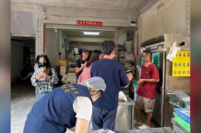 高雄市衛生局今天獲悉台灣消保協會抽驗市售麵條抽驗結果,立即派人再到相關販售場所及製造業者查驗。(圖/高市衛生局提供)