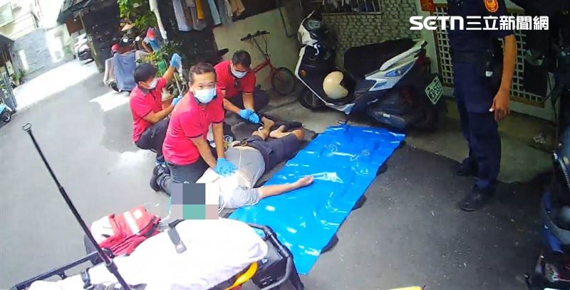 嘉義市消防局救護人員趕抵現場緊急進行 CPR、強心針及骨針等救護處置並送醫,老翁成功在醫院恢復生命跡象。(圖/翻攝畫面)