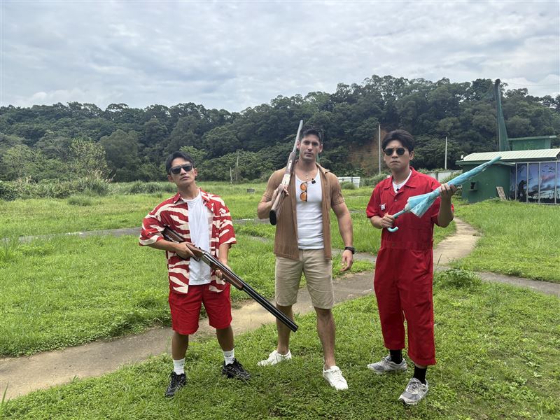 肯納帶著兩位主持人體驗最道地的「南非Style週末」。(圖/三立提供)