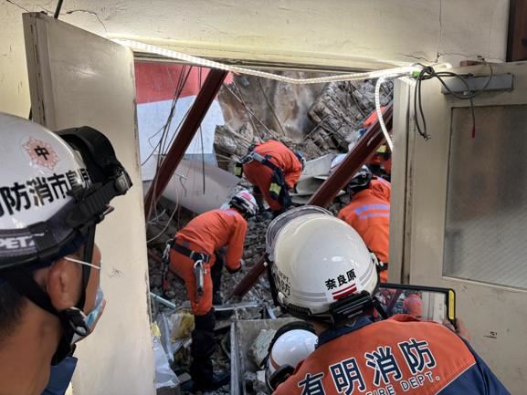 熊本縣強震導致八代市造紙廠毀壞,搜救隊翻開瓦礫全力救人。(圖/翻攝自總務省消防廳X)