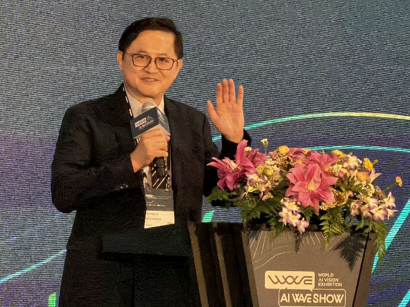 台股近期高檔震盪,代工廠和碩董事長童子賢30日出席AI WAVE SHOW展覽開幕典禮受訪表示,台灣的產業健全比較重要,若產業基礎好,用3、5年來看當然股市就會好