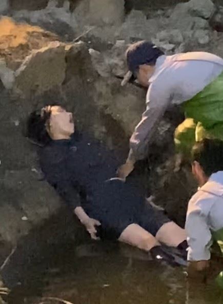 Elly也親自完成跳入混濁湖水的鏡頭,毫不猶豫投入拍攝,另一場戲則躺在湖邊飾演遺體,全程維持僵硬姿勢,就連嘴部細節都沒有鬆懈,展現高度投入角色的專業態度。(圖/翻攝自Elly IG)