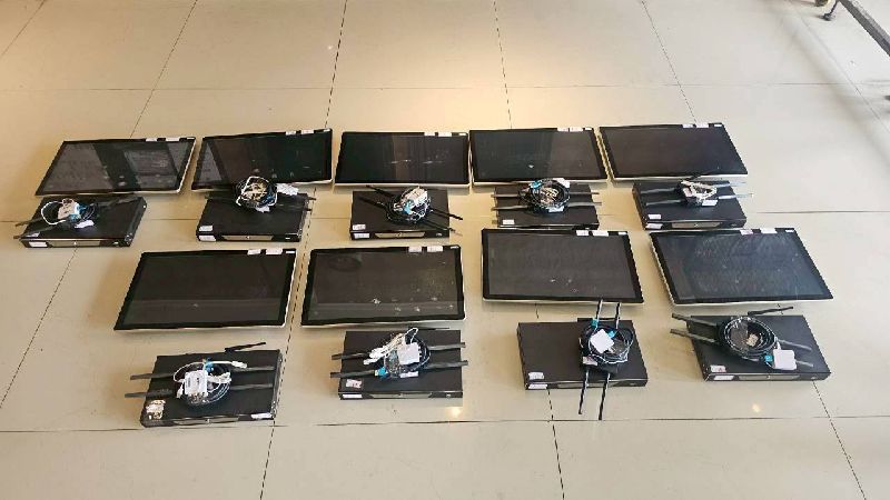 有業者從中國引進未經授權的雲端伴唱機，再出租給南部KTV、釣蝦場、小吃部等營業場所盈利，刑事局偵三隊與雄檢查扣雲端伴唱機系統主機等證物，依違反著作權法等將5人送辦。（刑事局提供）