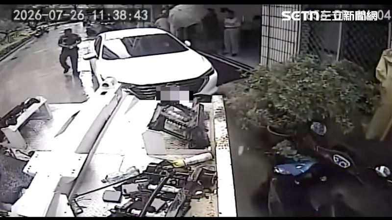 車主雖然有留下一組電話號碼,但從白天打到夜晚,電話那頭就是沒人接,眼看時間一分一秒流逝,只好請求警方幫幫忙。(圖/翻攝畫面)