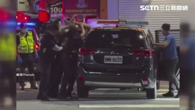 通緝犯「四腳朝天」被扛上警車