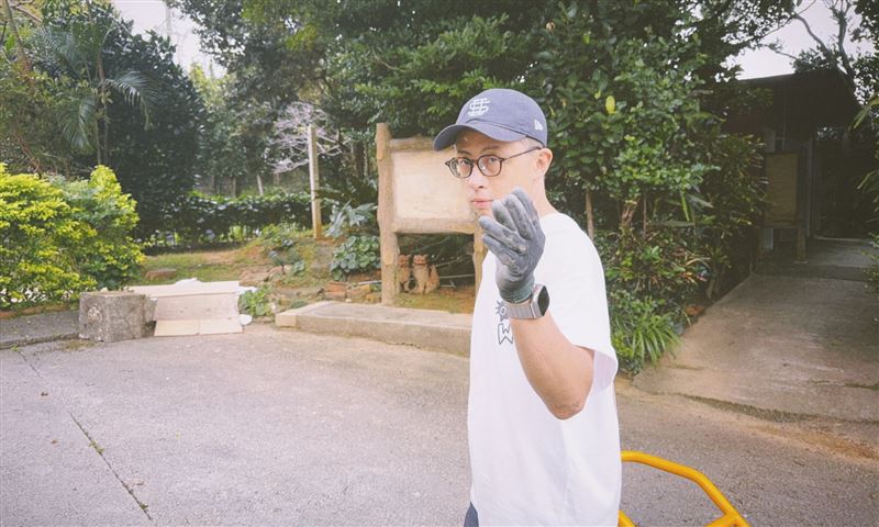 呱吉利用搬石頭藉機重訓，聊起過去被同學嘲笑的過往。（圖／寰宇龍虎豹提供）