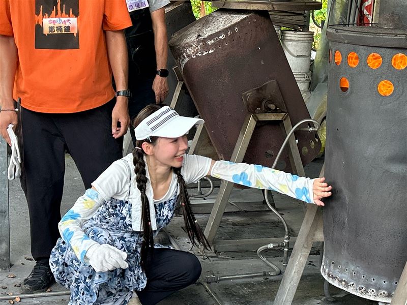李雅英體驗摸火爐。（圖／民視提供）