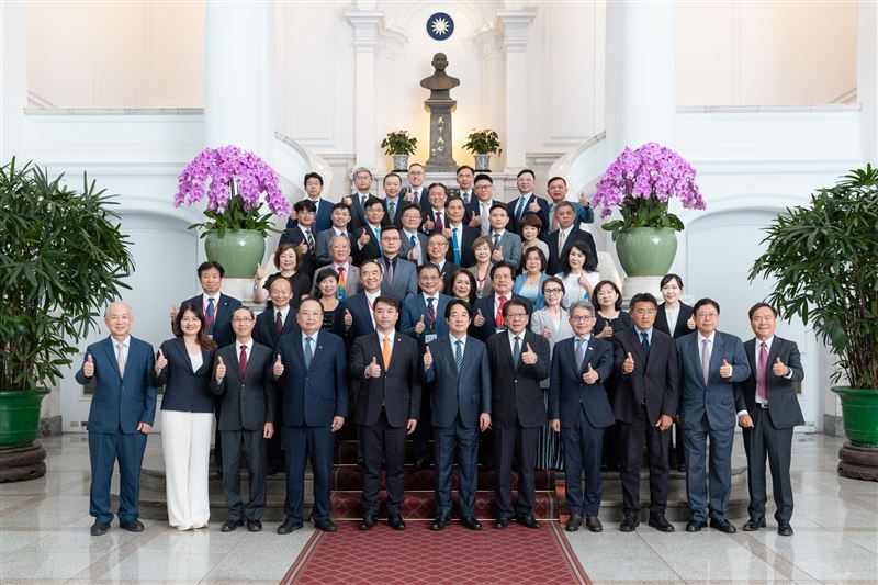 總統賴清德接見「社團法人中華民國全國中小企業總會第16屆理監事及關懷中小企業基金會第7屆董事」(圖/總統府提供)