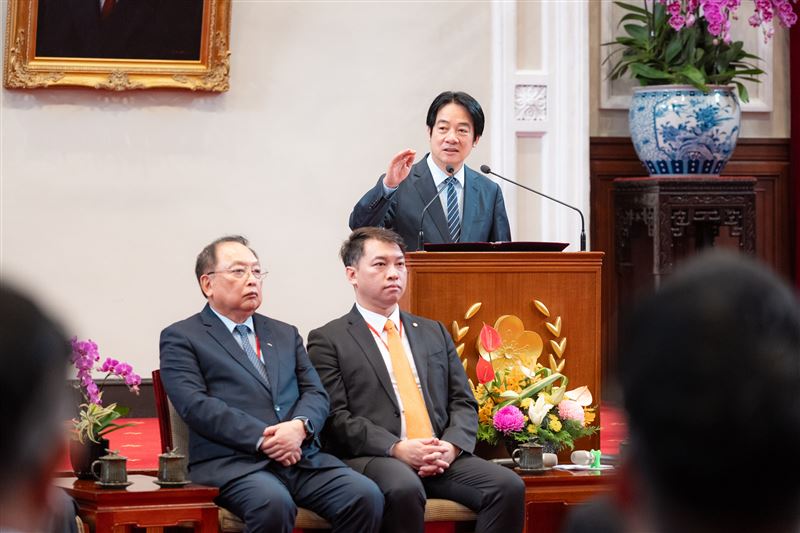 總統賴清德接見「社團法人中華民國全國中小企業總會第16屆理監事及關懷中小企業基金會第7屆董事」(圖/總統府提供)