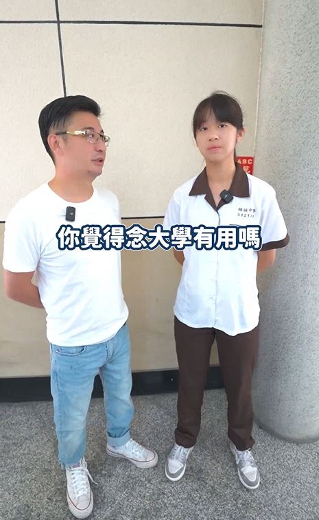 彰化縣議長謝典霖訪問高中生:「唸大學有用嗎?」,遭網友反譏學投胎比較有用。(圖/翻攝臉書)