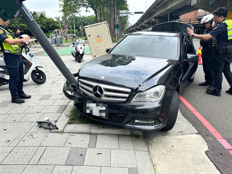 江男涉嫌毒駕在市區亂竄,拒絕警方攔查自撞電桿。(圖/翻攝畫面)