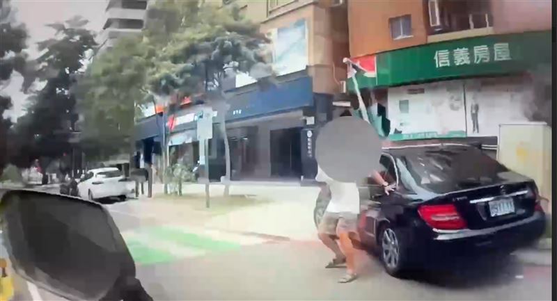 江男自撞後還打算逃跑,員警陳顥文以警用機車限制江男行動。(圖/翻攝畫面)