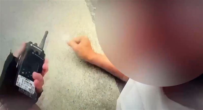 陳姓員警壓制江男,身上也多處掛彩。(圖/翻攝畫面)