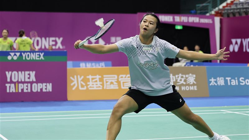 世界排名第17的台灣女單一姐邱品蒨，儘管只睡5小時，但依舊16強仍以21比13、18比21、21比14擊敗日本選手水津愛美闖進8強。（圖／中央社）