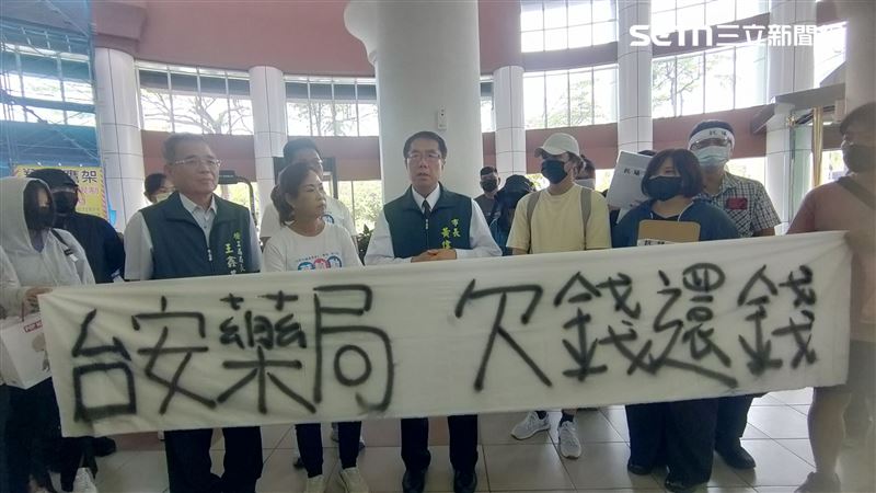 遭欠薪員工前往台南市議會陳情,黃偉哲表示將盡力捍衛勞工權益。(圖/翻攝畫面)