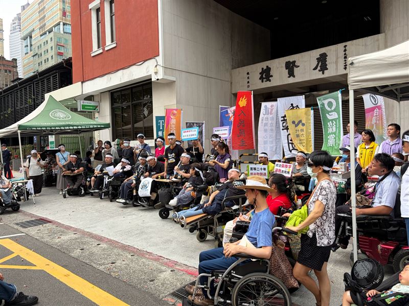 立院明天協商《身心障礙者權益保障法》,障礙者權益團體也在立法院外舉辦守夜活動,呼籲朝野完善法規、保障人權。(圖/時代力量提供)
