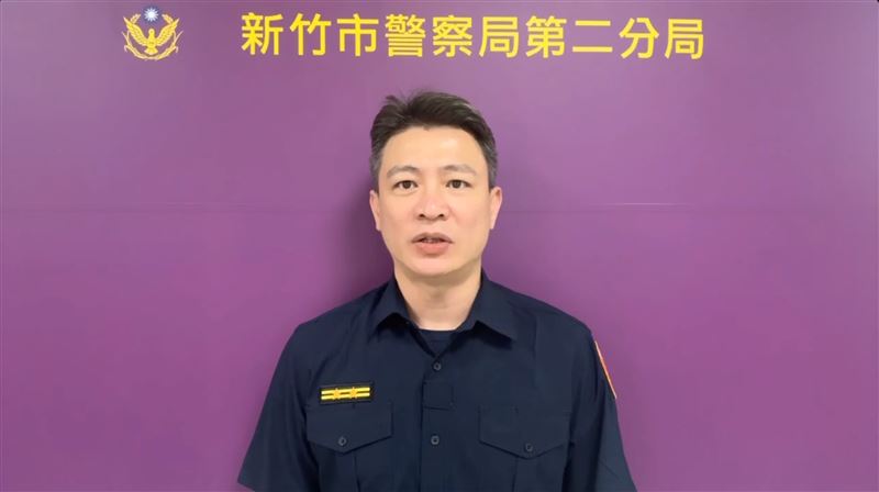 竹市警第二分局東門派出所所長王新弘說明案情。(圖/翻攝畫面)