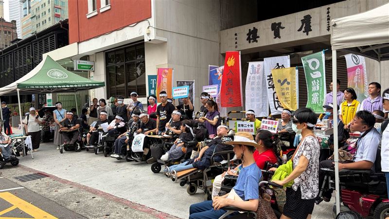 障權法明協商...身心障礙團體立院守夜
