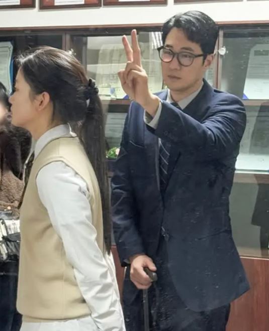 徐秀敏在《金特務:本色回歸》飾演蘇志燮劇中女兒。(圖/翻攝自IG)