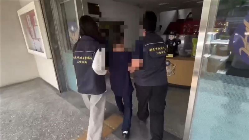 新北三峽發生「榔頭砸車案」,許姓男子朝汽車丟擲榔頭,造成車窗玻璃破裂、車輛受損,30日上午被警方拘提到案。(圖/翻攝畫面)
