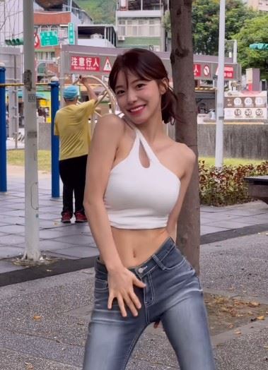 李多慧在前方熱情跳舞,阿伯則沉浸在自己的運動節奏中,兩人形成強烈反差,讓網友笑翻,直呼「最淡定觀眾出現」。(圖/翻攝自李多慧IG)