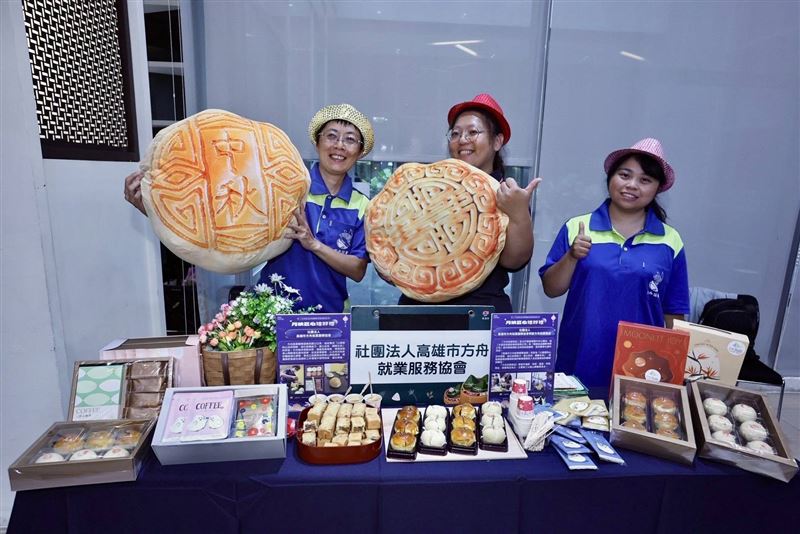 身障團體展示多款秋節禮品,熱情介紹產品特色,邀請民眾以實際行動支持身障團體。(圖/翻攝畫面)