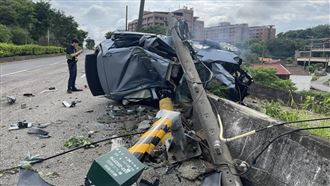 苗栗汽車撞斷電桿！77歲女駕駛命危搶救中