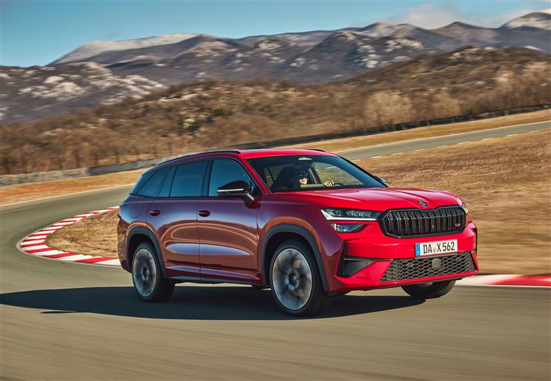 Škoda Kodiaq RS 4x4 以七人座 SUV 格局,兼具運動化駕馭、四輪驅動信心與家庭所需的靈活機能。。(圖/Škoda提供)