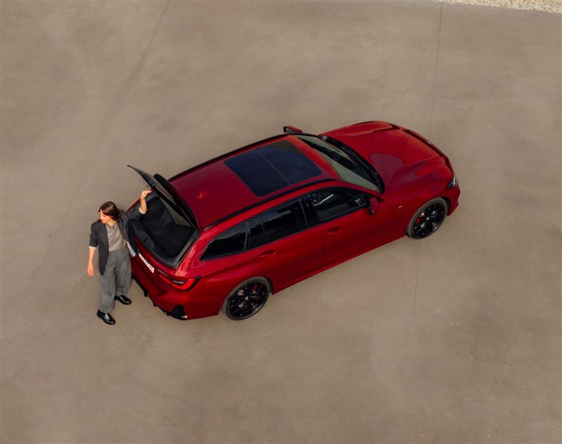旅行車實用性極高的獨立開啟式後擋玻璃。(圖/BMW提供)
