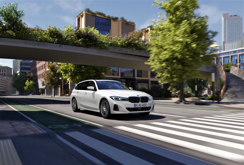 318i Touring搭載2.0升BMW TwinPower Turbo四缸渦輪汽油引擎。(圖/BMW提供)