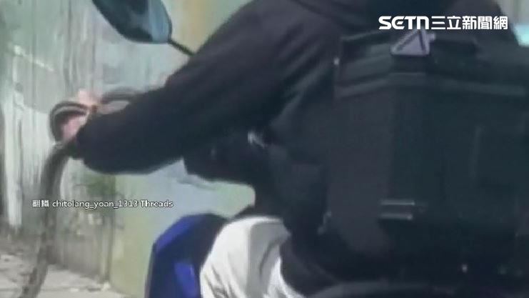 獨／怕被陸殺！騎士左手抓蛇右手催油門
