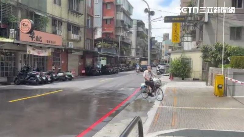 社區大樓清洗外牆水柱四處噴濺,路人只能閃躲