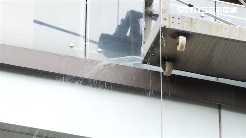 獨／大晴天下雨？豪宅洗牆水亂噴路人氣炸