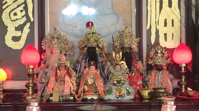 2026年國曆7月31日農曆6月18日是池府王爺生日！祂也是發財神，快拜這4種水果「鳳梨、橘子、蘋果、葡萄」心想事成大賺金山。（圖／ChatGPT製作）
