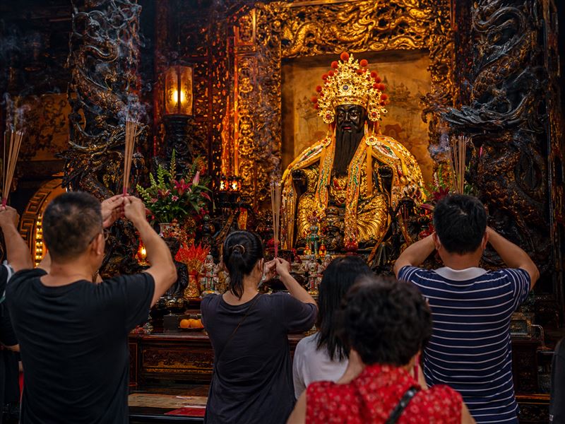 2026年國曆7月31日農曆6月18日是池府王爺生日！祂也是發財神，快拜這4種水果「鳳梨、橘子、蘋果、葡萄」心想事成大賺金山。（圖／ChatGPT製作）