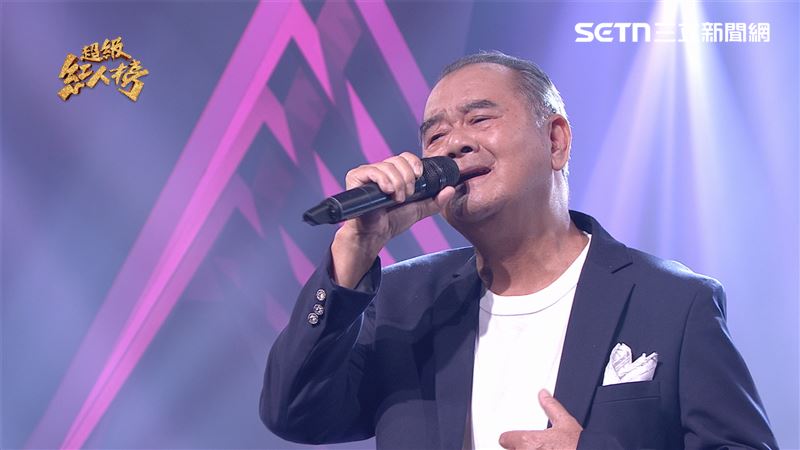不老歌王擂台主盧錦煥再次迎來平手對決,選唱經典歌曲《春天哪會這呢寒》。(圖/超級紅人榜提供)