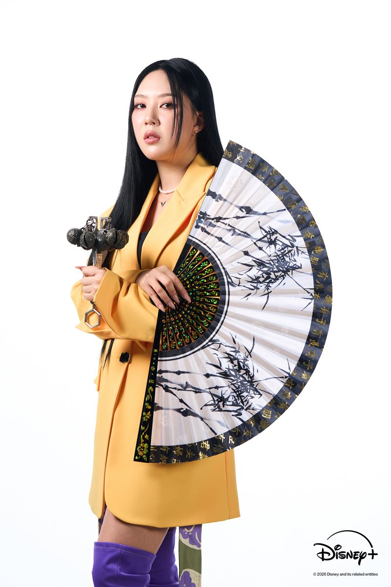 《天機客棧》節目由在《天機試煉場》進入決賽的最強巫師雪花坐鎮。(圖/Disney+提供)