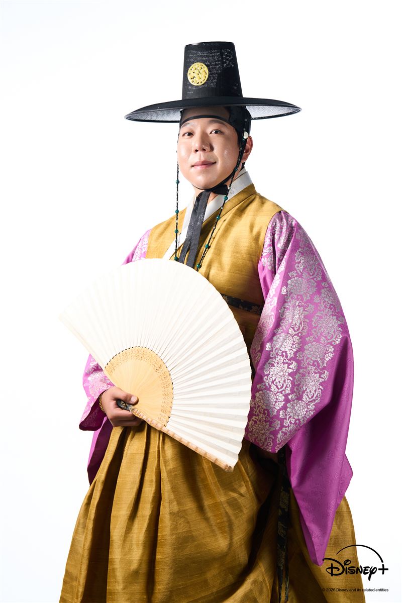 《天機客棧》節目由在《天機試煉場》進入決賽的最強巫師尹大滿坐鎮。(圖/Disney+提供)