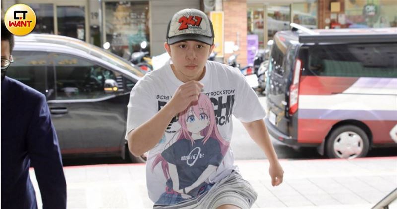 孫安佐因違法槍砲彈藥刀械管理條例遭起訴,30日開庭現身士院