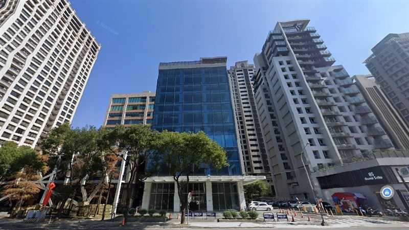 三本建設三個建案仍在規劃中，詳細開案價格尚未確定，不過，藝文特區預售實價登錄站穩7字頭，桃園車站前與小檜溪則已出現6字頭成交價。（圖為三本藝文特區案／翻攝Google Maps）