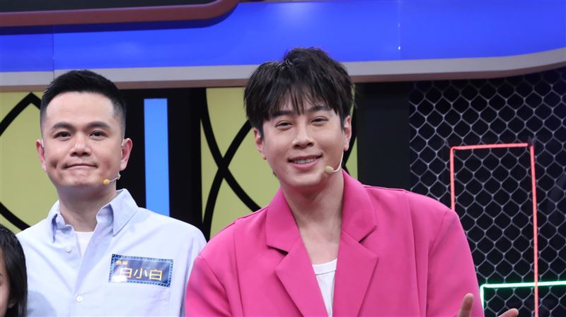 吳東諺（左）與王以路老公白小白同台。(圖／公視台語台提供)