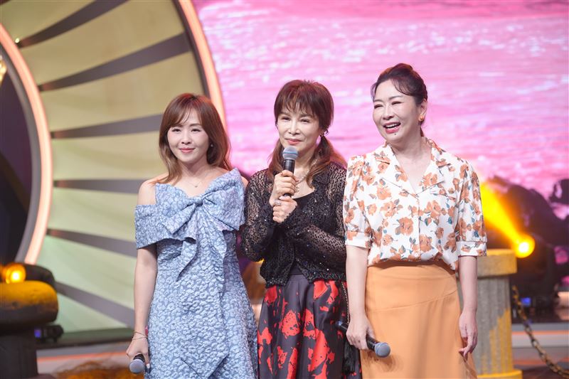 歌中劇中吳淑敏(左起)、蔡秋鳳、張秀卿上演「三女尋郎」搶男朋友的火辣八點檔戲碼。（圖／華視提供）