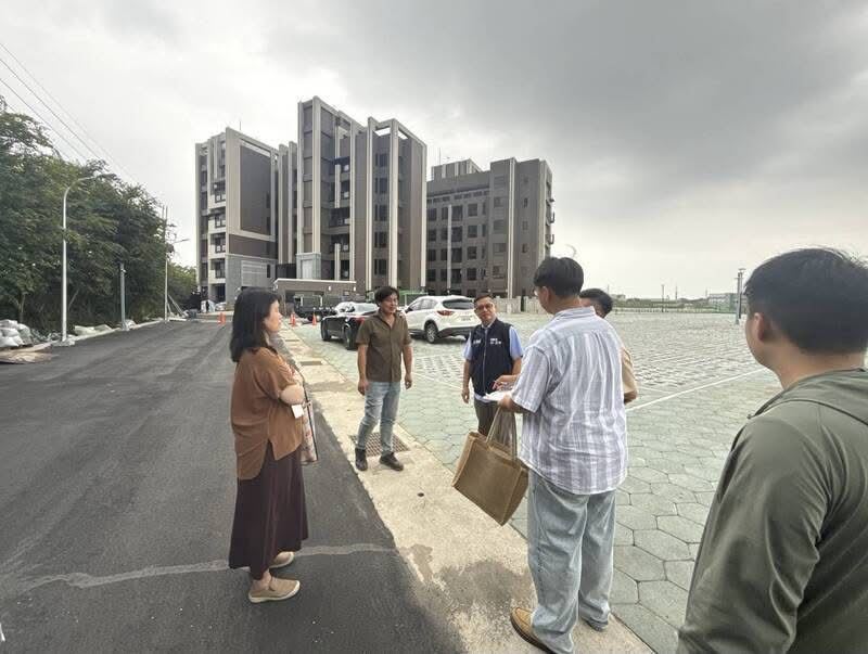 桃園市農業局、地政局、蘆竹區公所及蘆竹地政事務所等單位,針對「廣川漾」農牧用地違法使用現勘。(圖/翻攝threads@qn_taiwan)