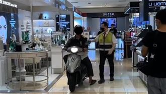 阿北騎機車闖新光三越！網友們傻眼：超狂