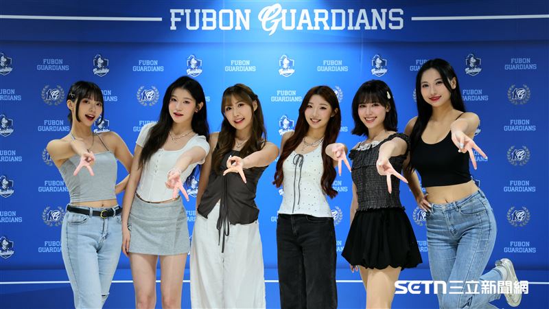 Fubon Angels mini培訓學員Daisy（右3）和其他學員到大巨蛋見習。（圖／記者劉彥池攝影）