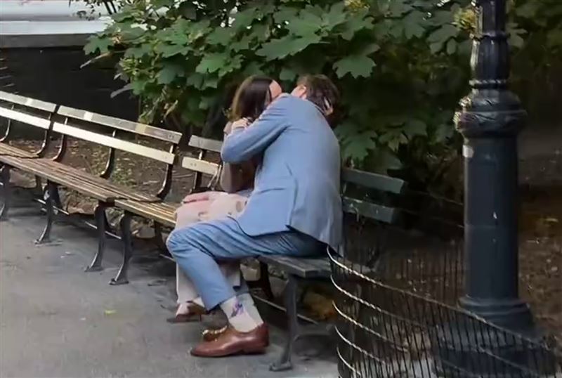 已婚律師卡勒頓(右)與小16歲女同事博倫茨威格(左)在中央公園長椅上激吻,畫面在TikTok瘋傳,累積超過400萬次觀看。(翻攝jayguap3 TikTok)