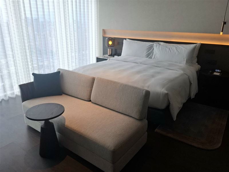 此次記者入住的是台北板橋馥華艾美酒店的藝術客房,1張特大床旁為盡收新北市風景的一大片落地窗。(圖/記者周佩怡攝影)