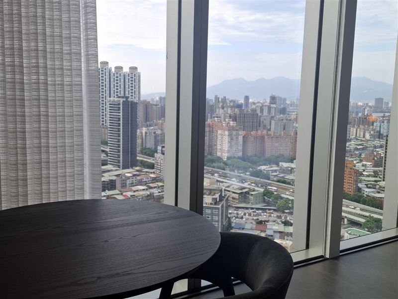 台北板橋馥華艾美酒店窗外風景。(圖/記者周佩怡攝影)